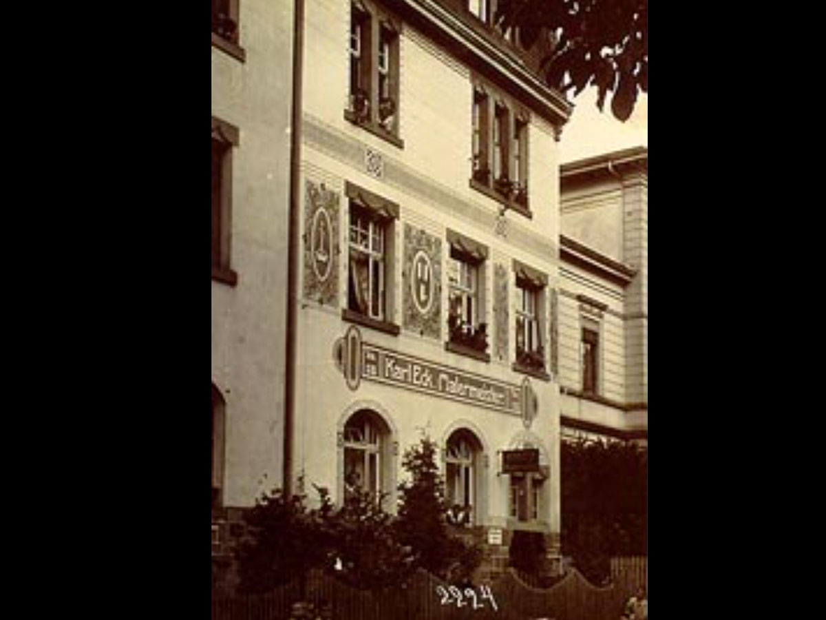 Historische Fassade des Malerbetriebs Karl Eck in Heidelberg, seit 104 Jahren tätig.