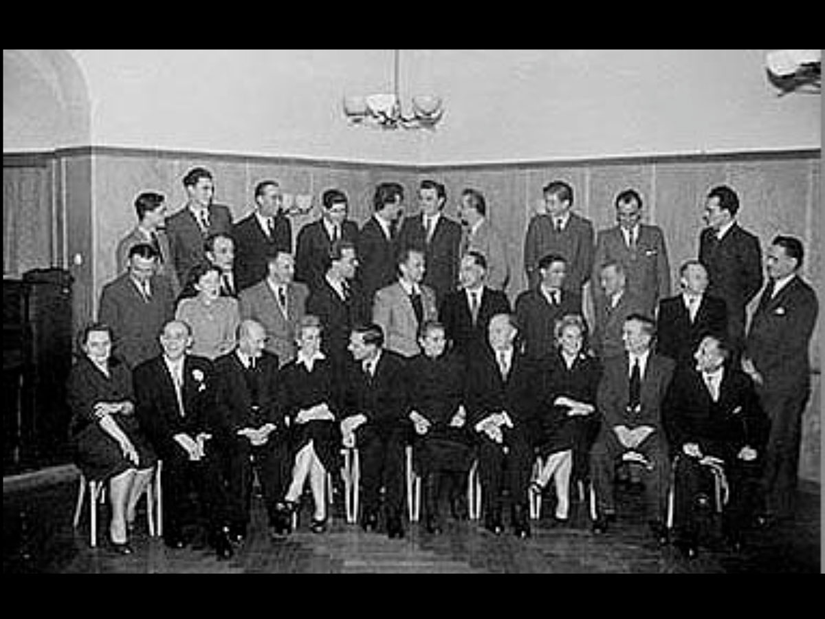 Gruppenfoto eines Malerbetriebs in Heidelberg, 25 Personen in formeller Kleidung, historische Aufnahme.