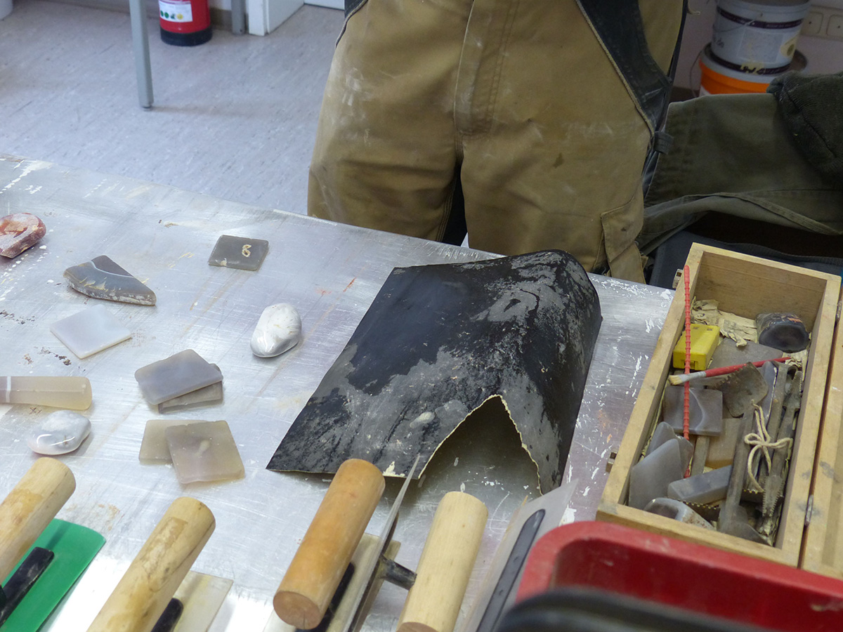 Werkzeuge und Materialien eines Malermeisters in Heidelberg auf einem Tisch.