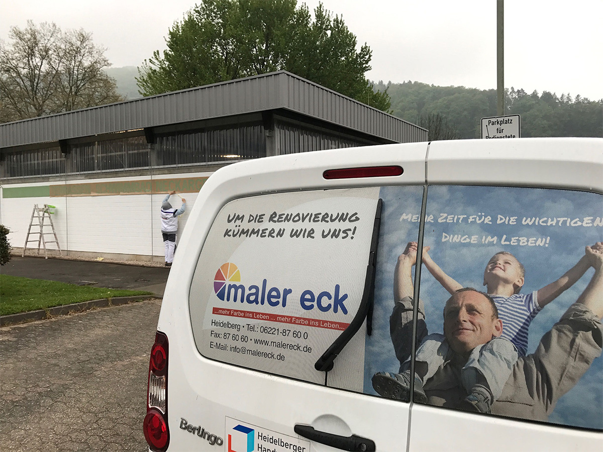 Maler Eck Fahrzeug vor Baustelle in Heidelberg, Maler bei der Arbeit an einer Wand.