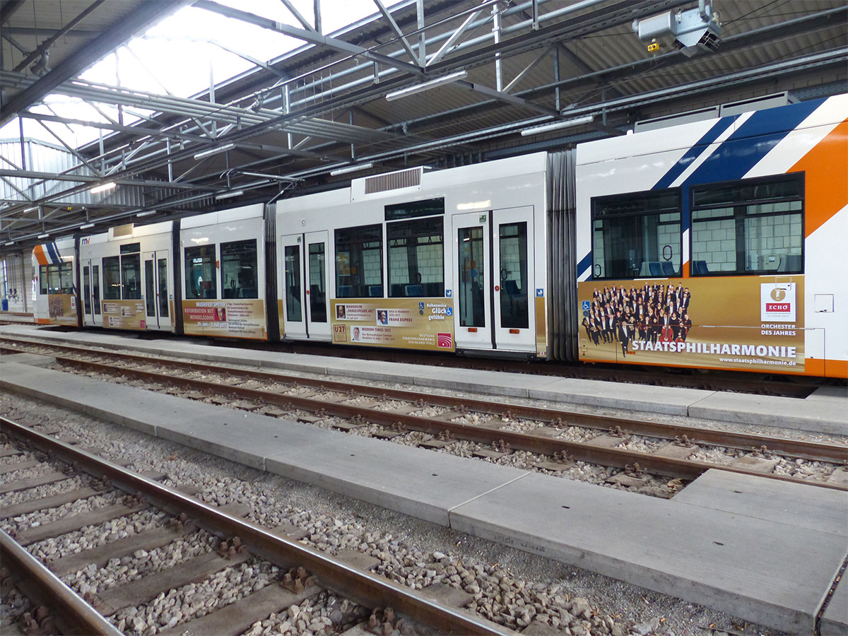 Tram mit Werbebeklebung von Maler Eck in Heidelberg, zeigt professionelle Malerarbeiten.