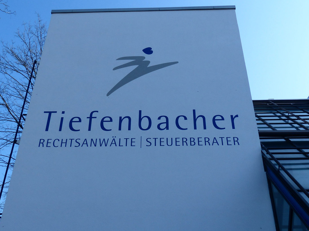 Fassadenbeschriftung von Tiefenbacher Rechtsanwälte in Heidelberg.