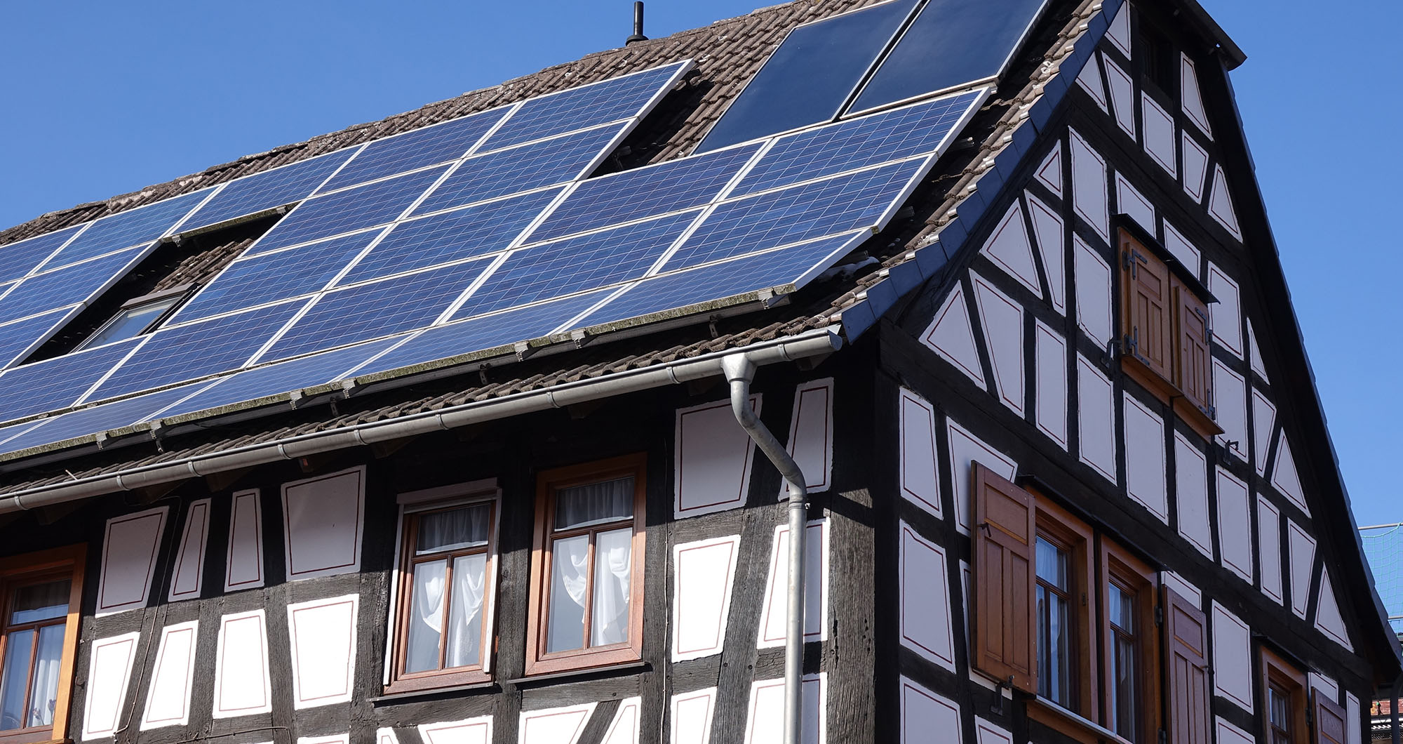 Fachwerkhaus mit Solarpanelen, renoviert von Maler Eck in Heidelberg.