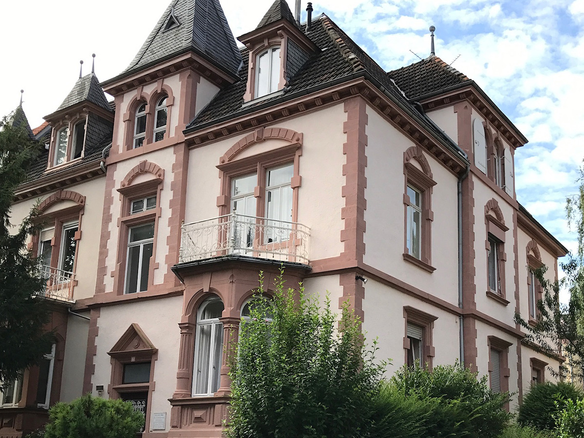 Fassadensanierung eines historischen Gebäudes durch Maler Eck in Heidelberg.