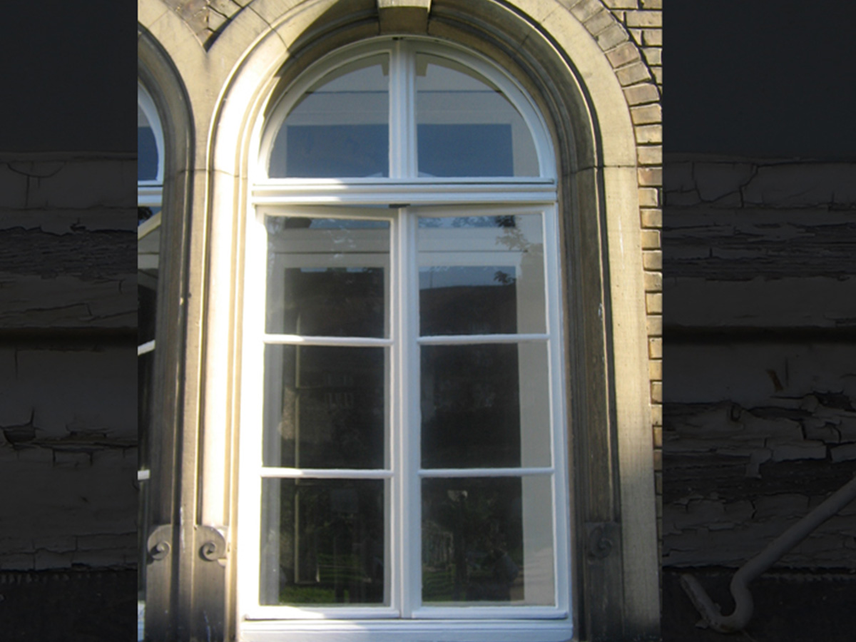 Fenstersanierung durch Maler Eck in Heidelberg, restauriertes Bogenfenster.