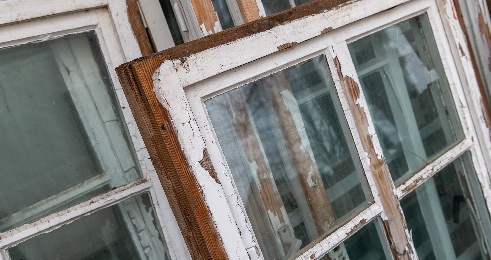 Fenstersanierung durch Maler Eck in Heidelberg, alte Fensterrahmen werden restauriert.