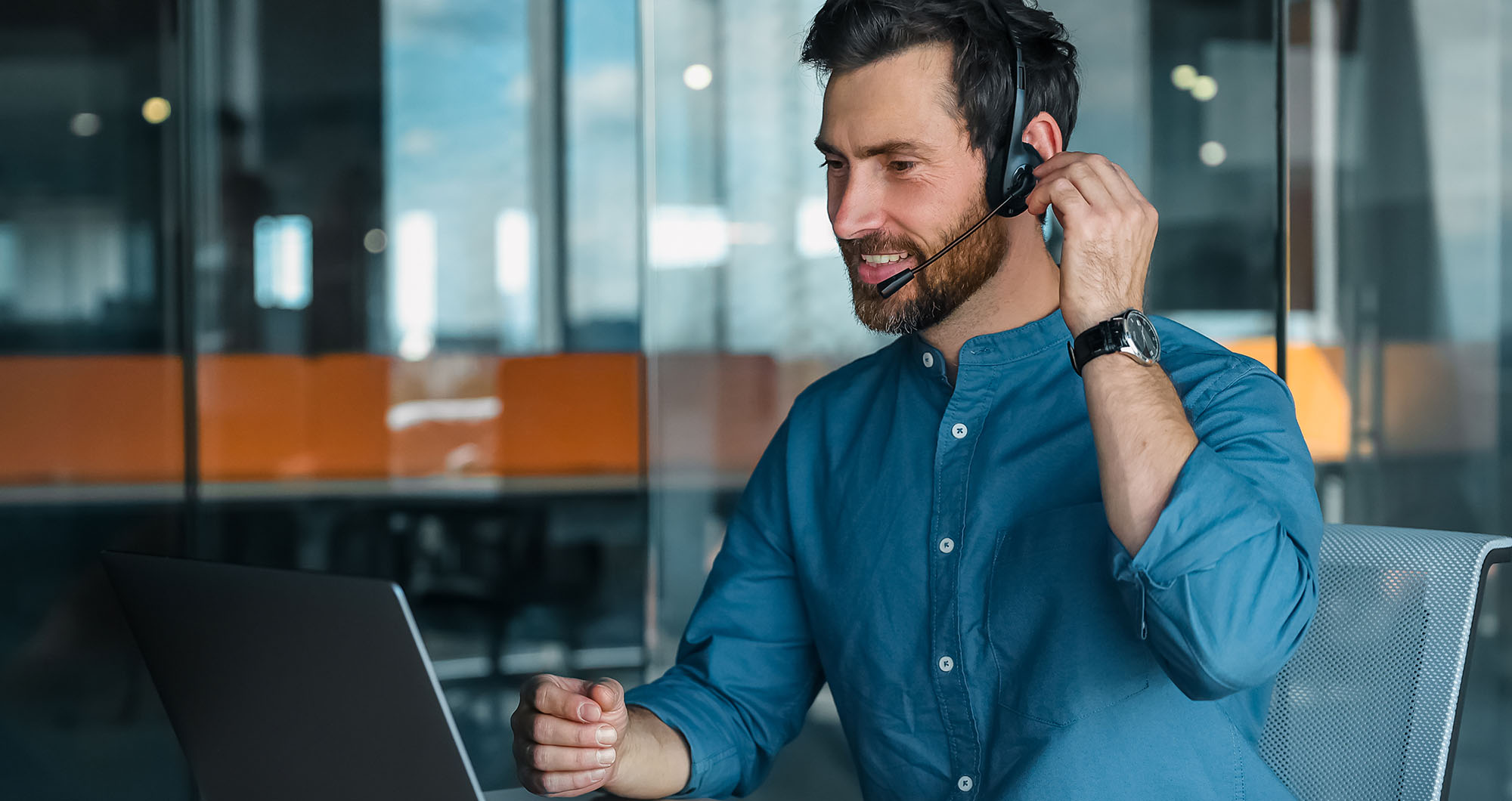 Symbolbild: Mann mit headset telefoniert