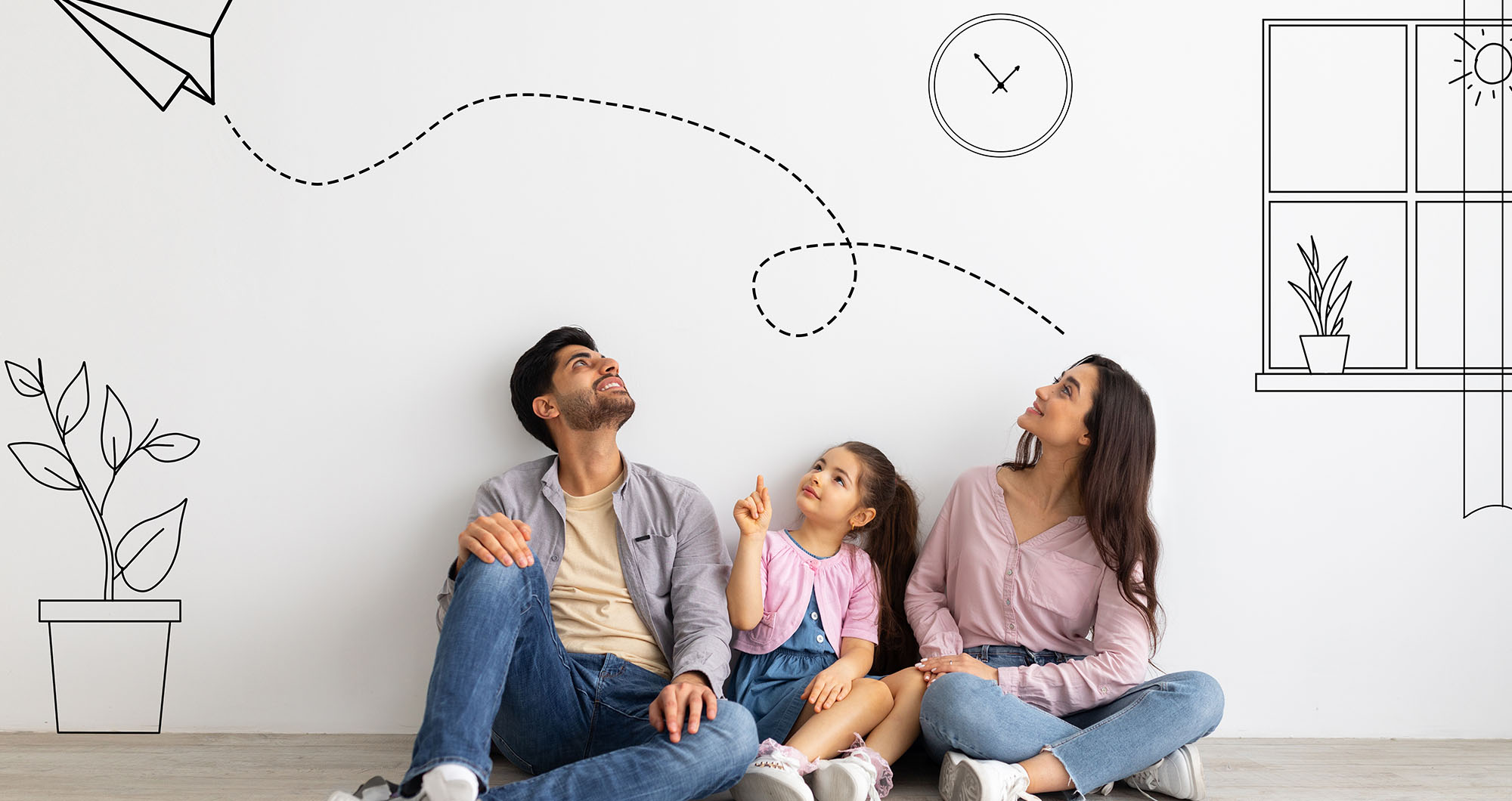 Familie sitzt vor kreativ gestalteter Wand in Maler Eck Heidelberg.