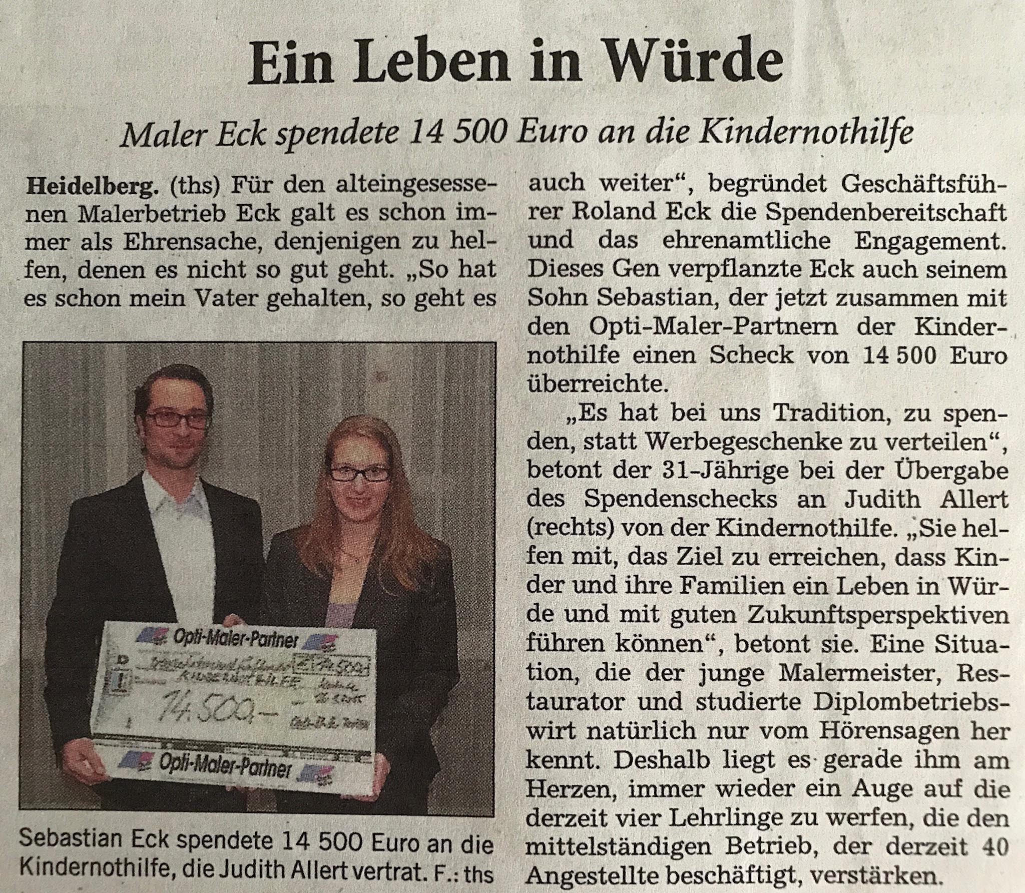 Sebastian Eck überreicht Spende an Kinderhilfswerk in Heidelberg.