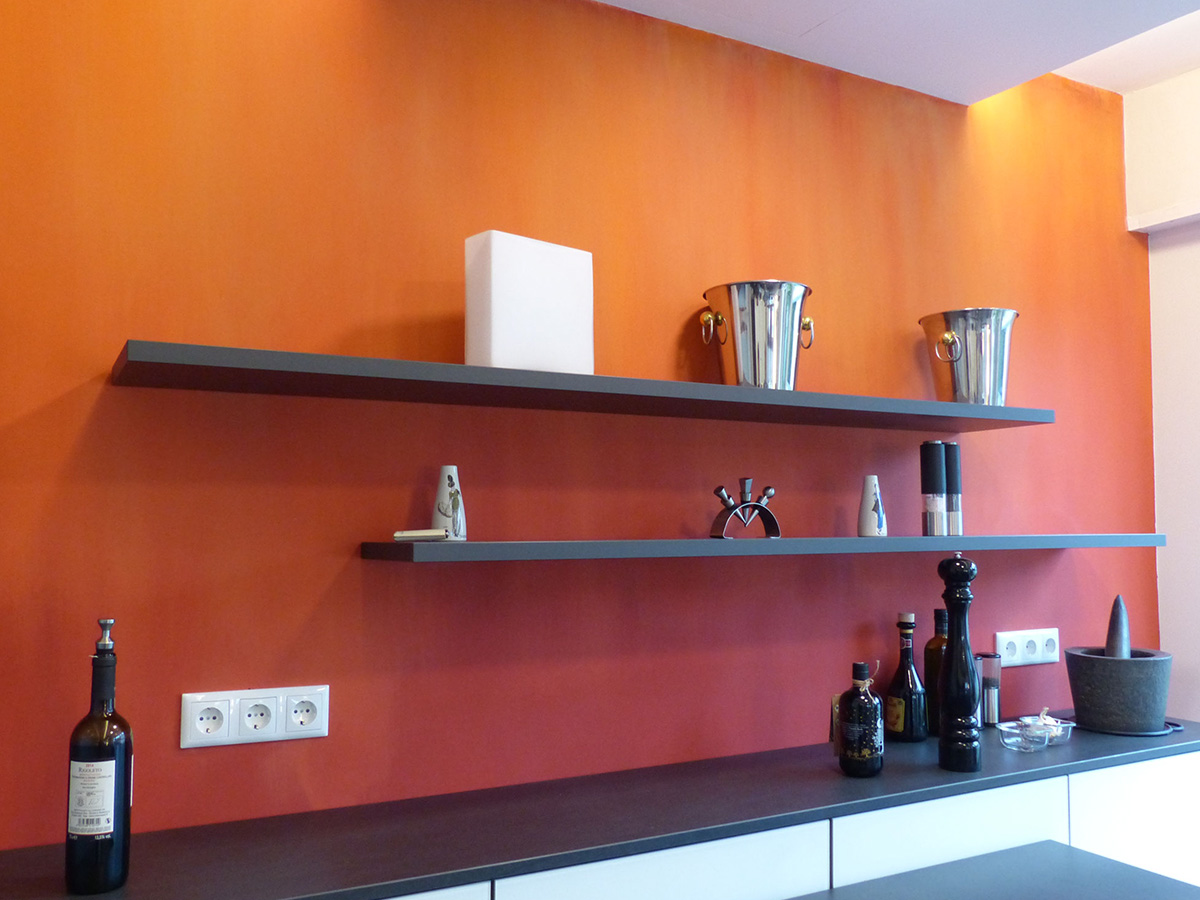 Moderne Wandgestaltung in Orange mit Regalen, Maler Eck Heidelberg.