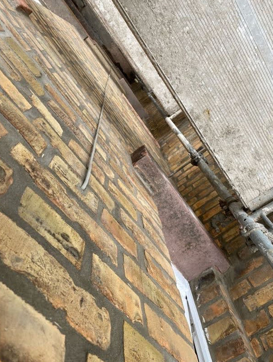 Fassadensanierung an Backsteinmauer durch Maler Eck in Heidelberg.