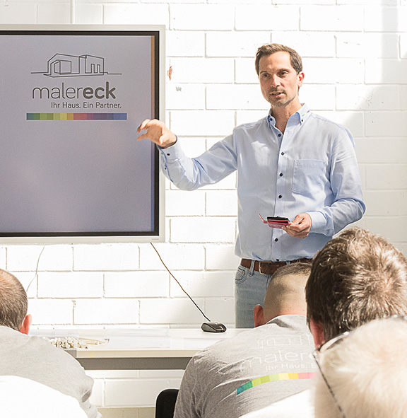 Geschäftsführer Sebastian Eck präsentiert dem Maler Eck Team in Heidelberg.