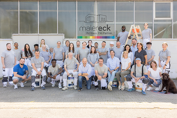 Team von Maler Eck Heidelberg vor der Werkstatt.